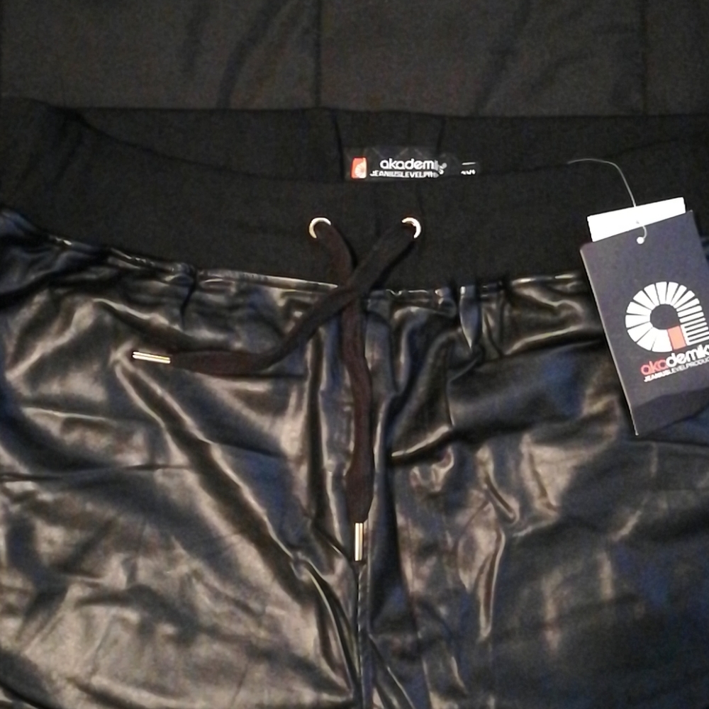 Short - Picture 2 of 3